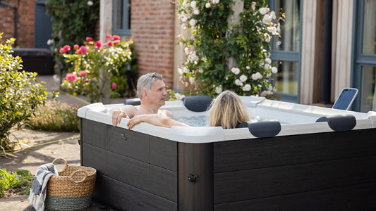 2 people in the Mspa Oslo sold at Roman Oasis
