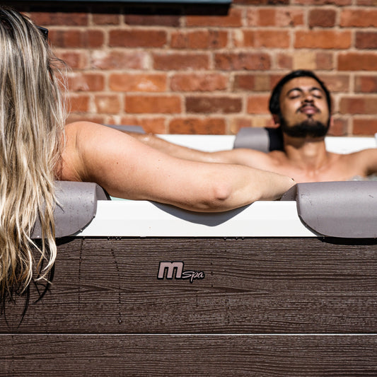 2 People relaxing in an MSpa Tribeca Oslo Hot Tub