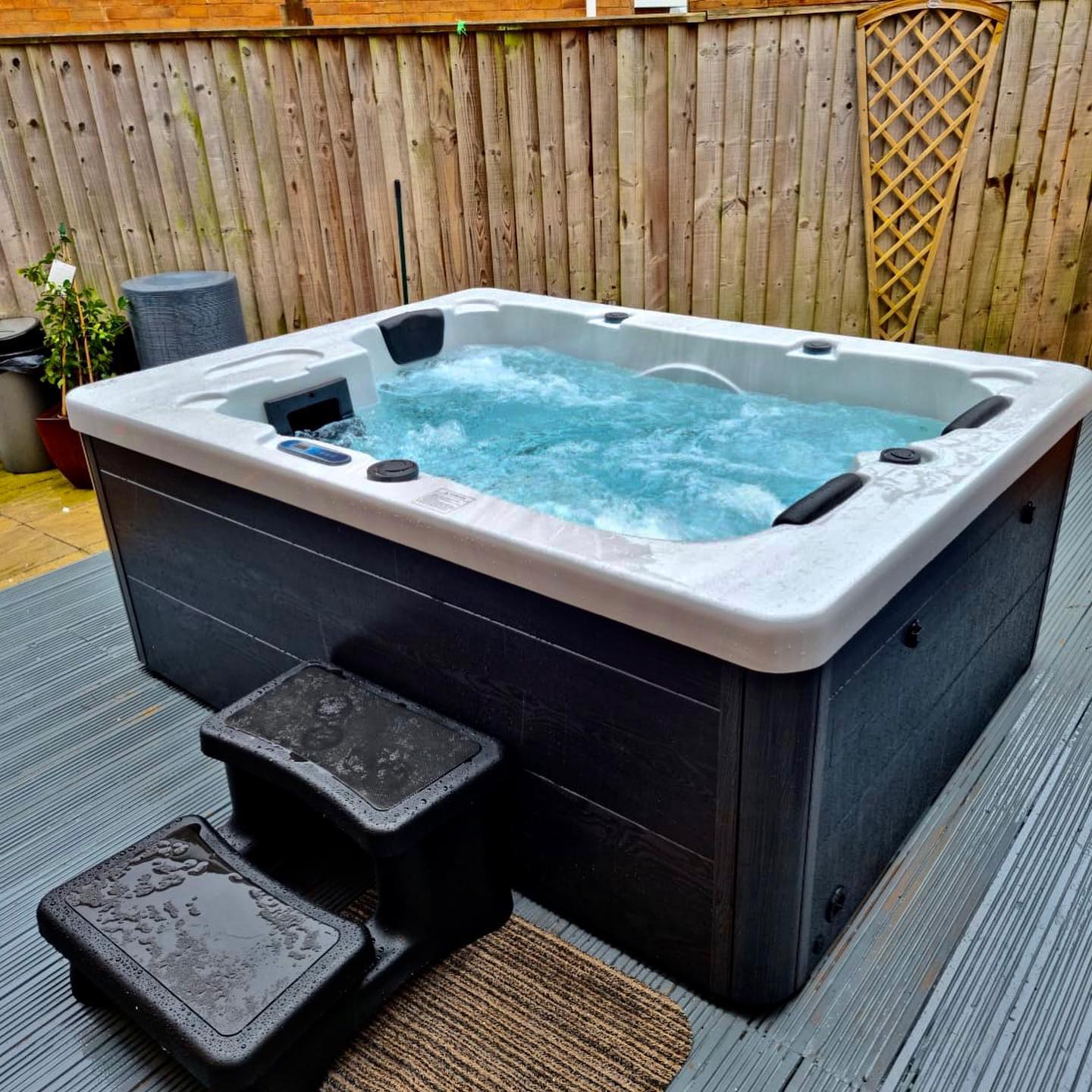 H20 500 Series 3 Person 13A Plug & Play Hot Tub