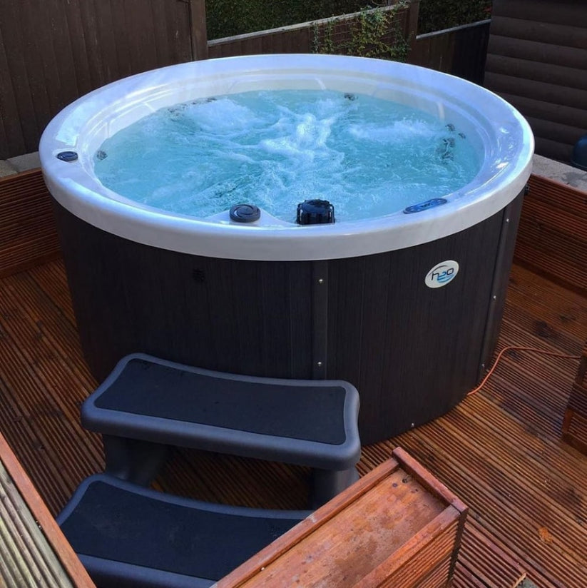 H20 1000 Series 5-6 Person 13A Plug and Play Hot Tub