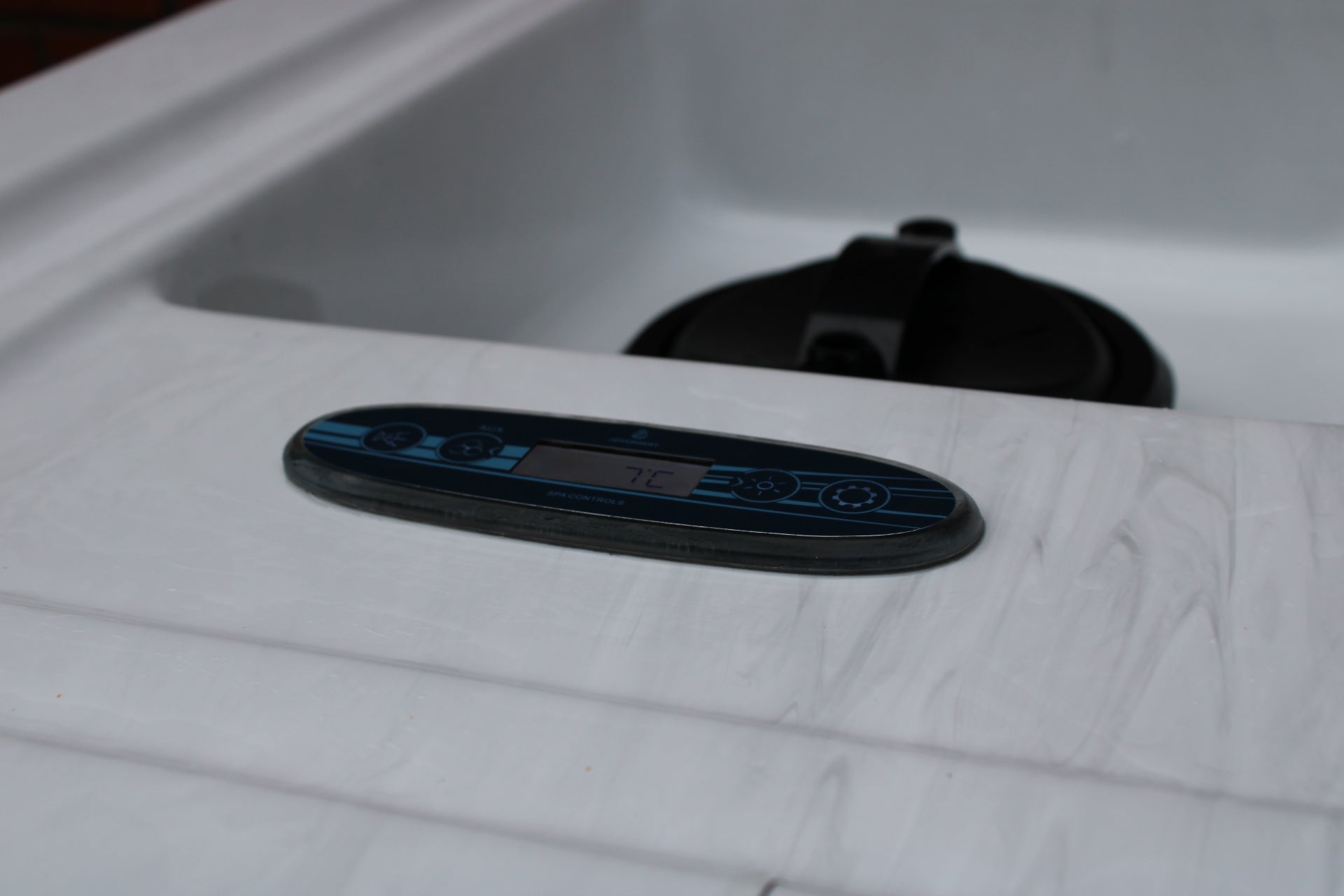 H20 Chillax Ice Bath & Chill Tub Cold Plunge Close Up