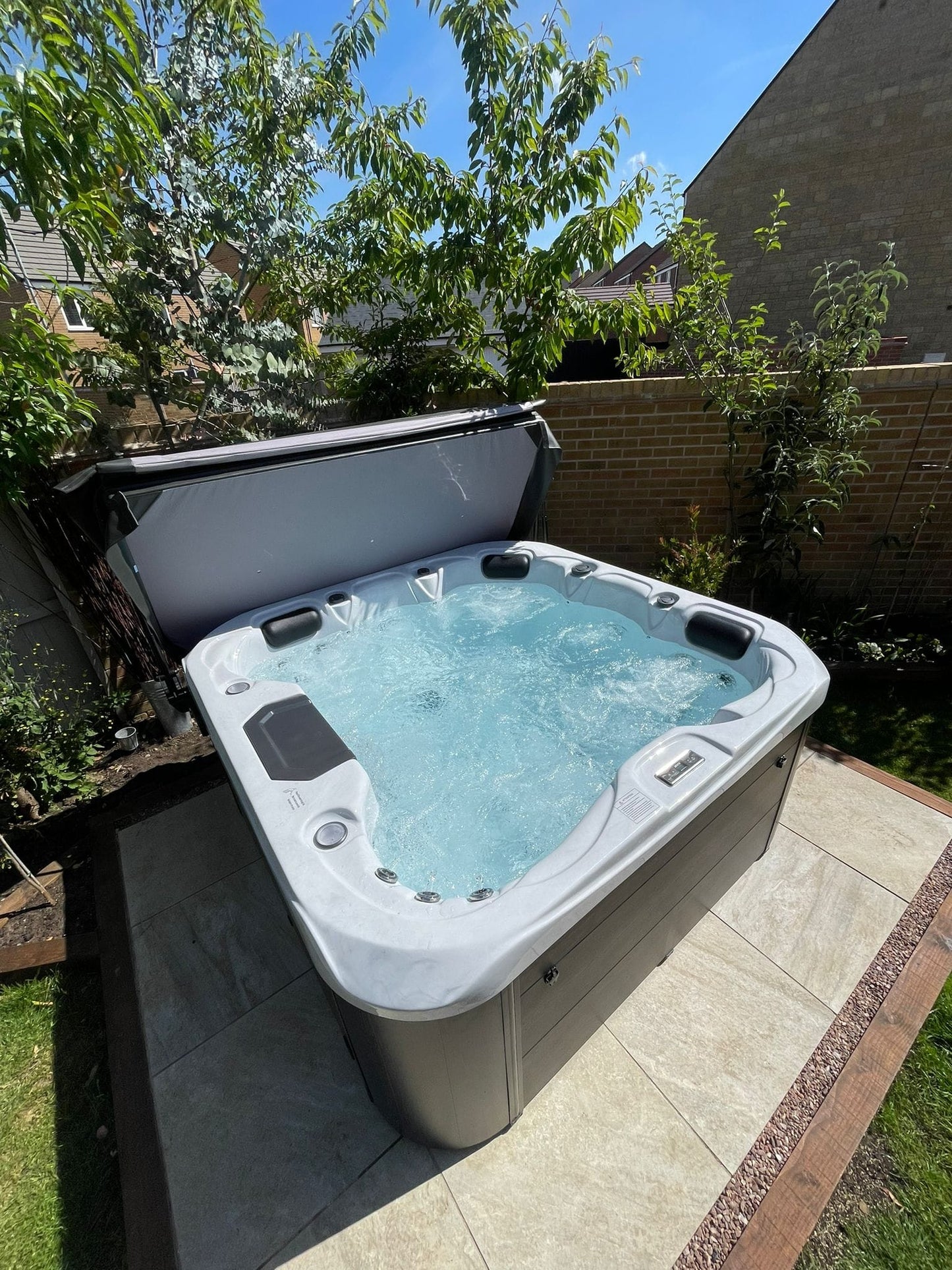 H20 Retreat Plus 6 Person Plug and Play Hot Tub 13A Life Style
