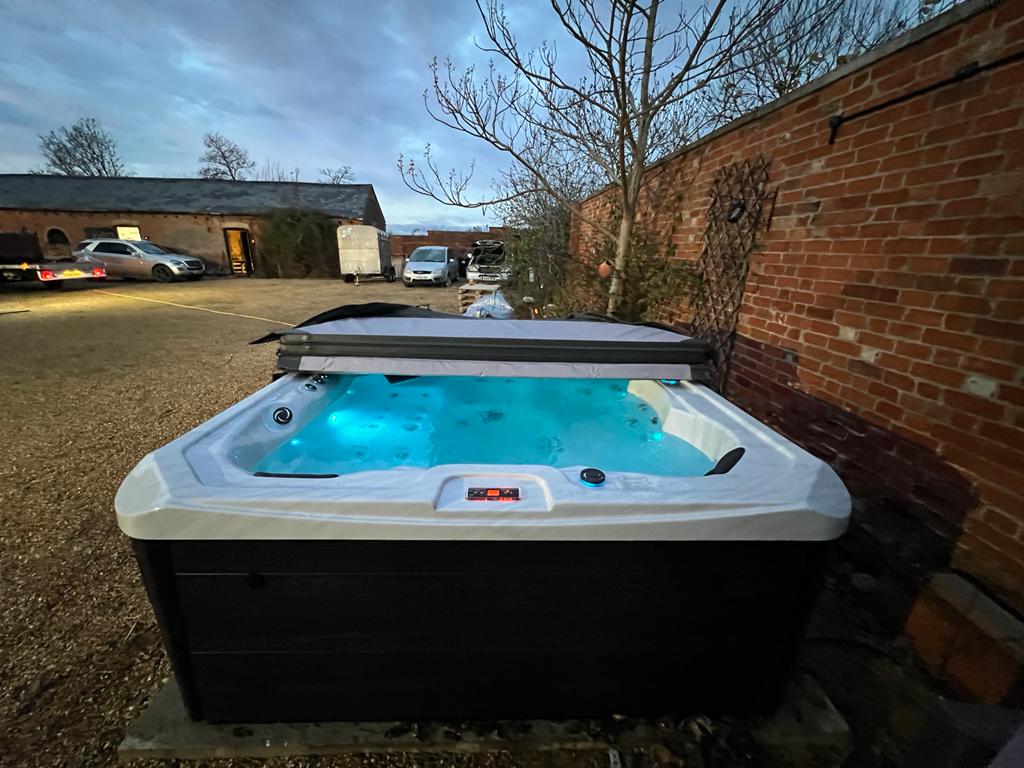 H20 Retreat Bay XL 6 person 32 AMP Hot Tub
