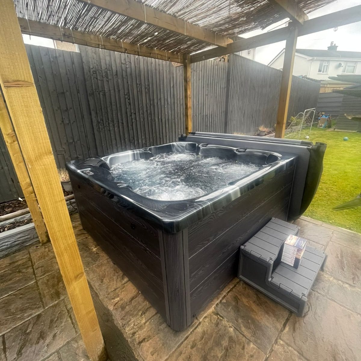 H20 2500 Series 5 Person 13A Plug and Play Hot Tub