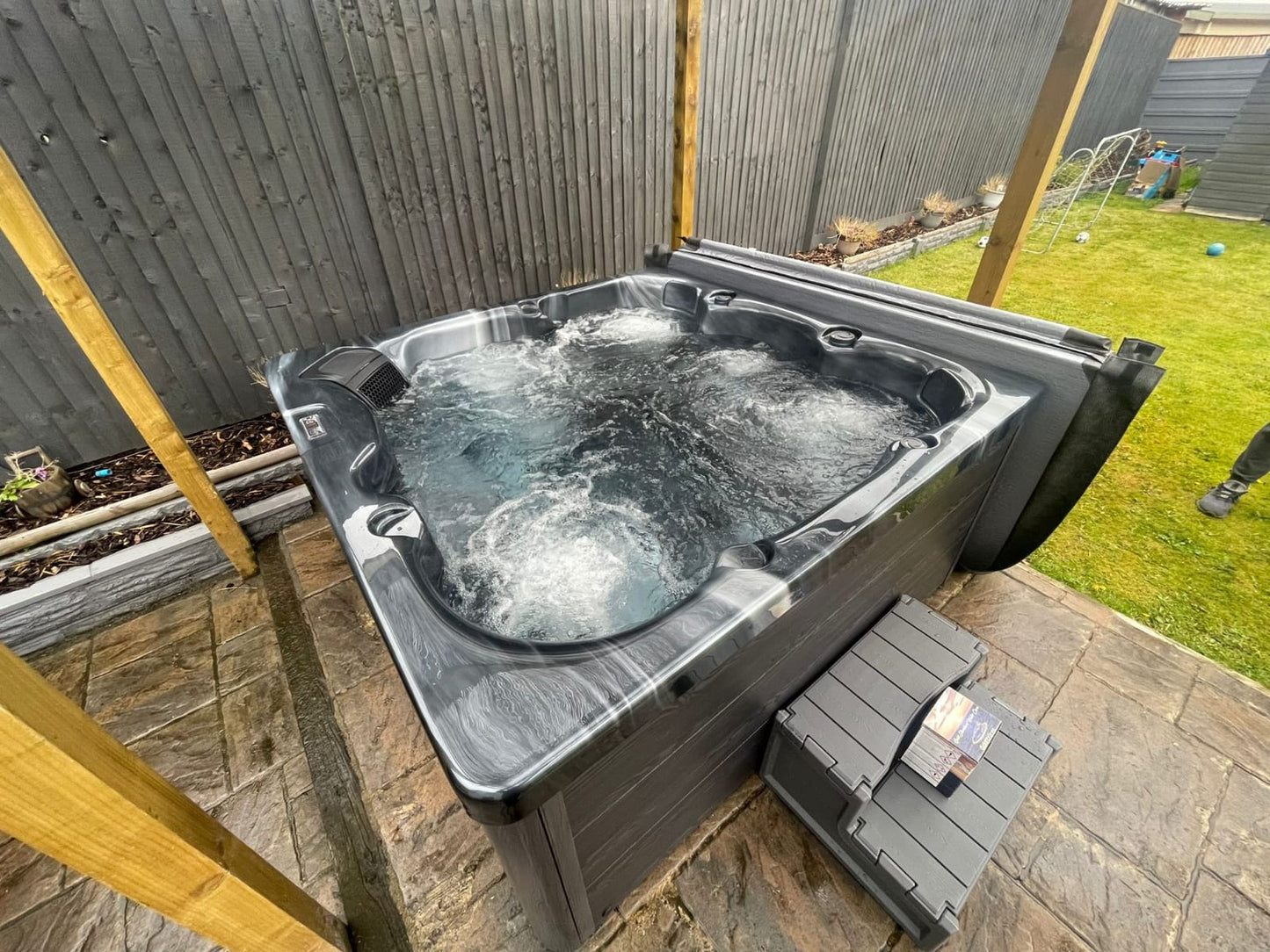 H20 2500 Series 5 Person 13A Plug and Play Hot Tub