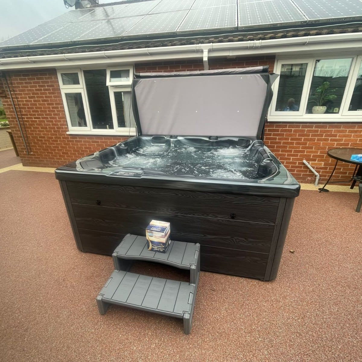 H20 2500 Series 5 Person 13A Plug and Play Hot Tub