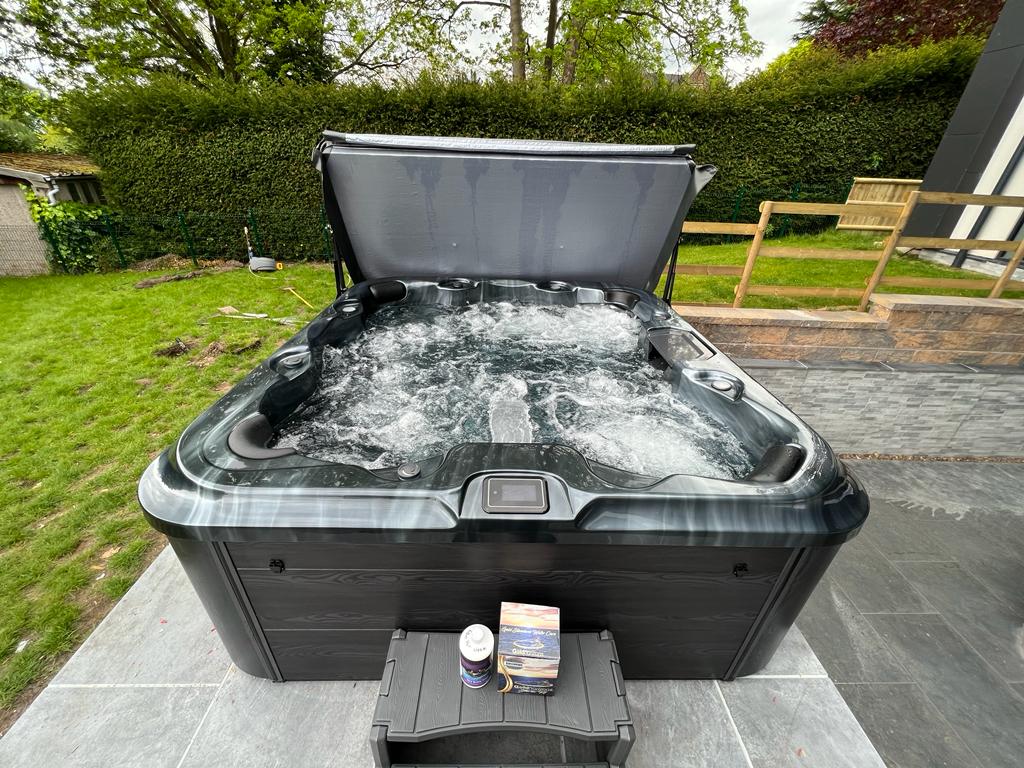 H20 7000 Series 7 Person 32 AMP Hot Tub