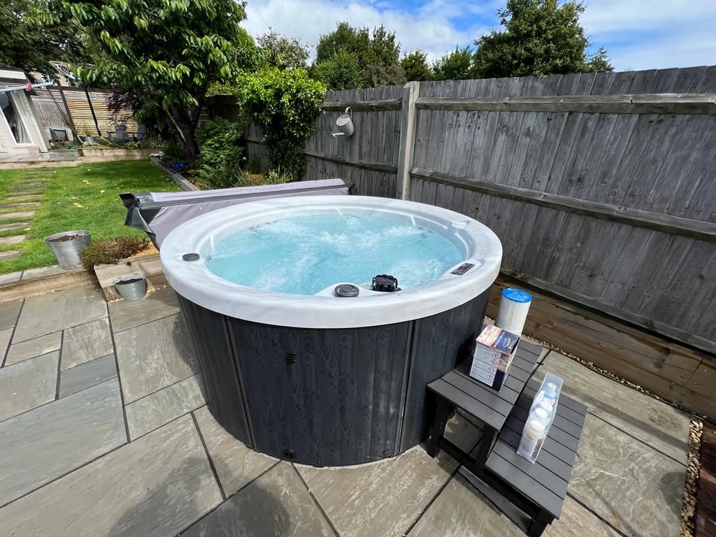 H20 1000 Series 5-6 Person 13A Plug and Play Hot Tub