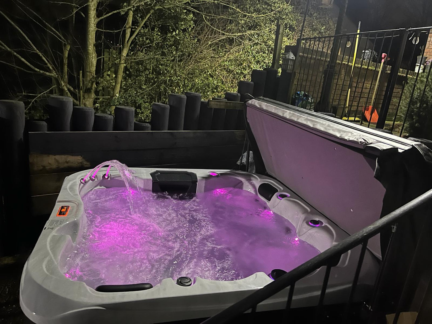 H20 Retreat Plus 6 Person Plug and Play Hot Tub 13A Life Style