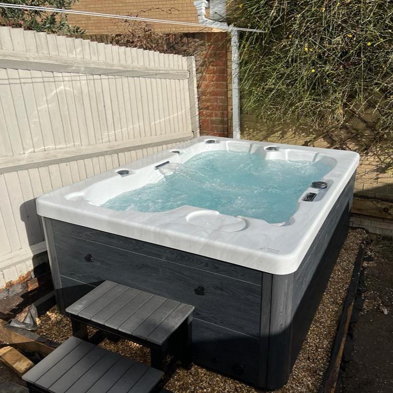 H20 500 Series 3 Person 13A Plug & Play Hot Tub