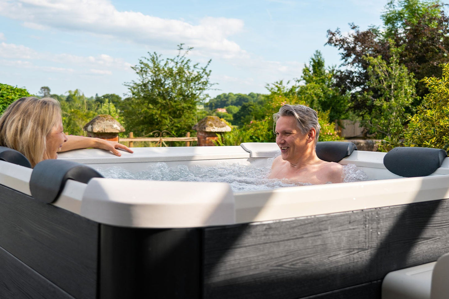 MSpa Oslo Hard Shell Portable Plug and Play 4-6 Person Hot Tub