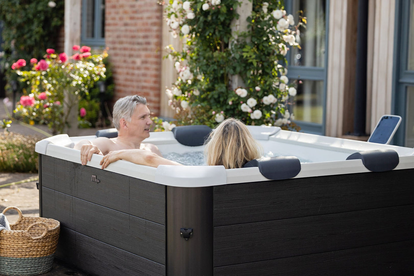MSpa Oslo Hard Shell Portable Plug and Play 4-6 Person Hot Tub