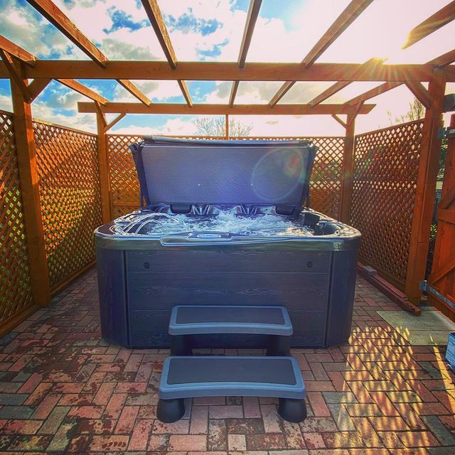 H20 4500 Series Hot Tub 5-6 Person 32 AMP