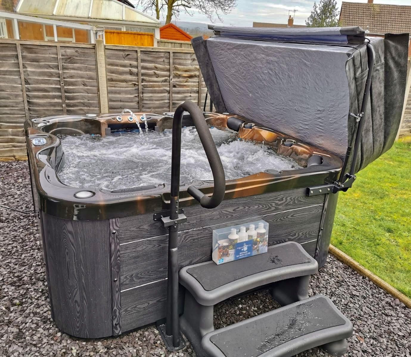 H20 4500 Series Hot Tub 5-6 Person 32 AMP