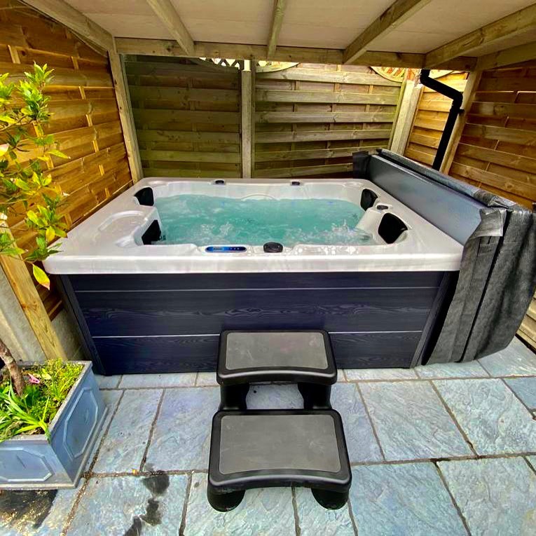 H20 500 Series 3 Person 13A Plug & Play Hot Tub