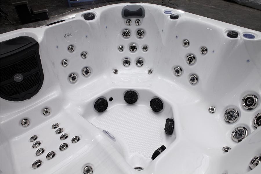 Platinum Spas 4-6 Person Hot Tub 32 Amp | Bluetooth Speakers, Ozone Water Care, 59 Jets, Lounger