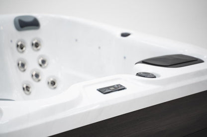 Horizon 4-6 Person Hot Tub 13 Amp | Bluetooth Speakers, Ozone Water Care, 28 Jets, Lounger