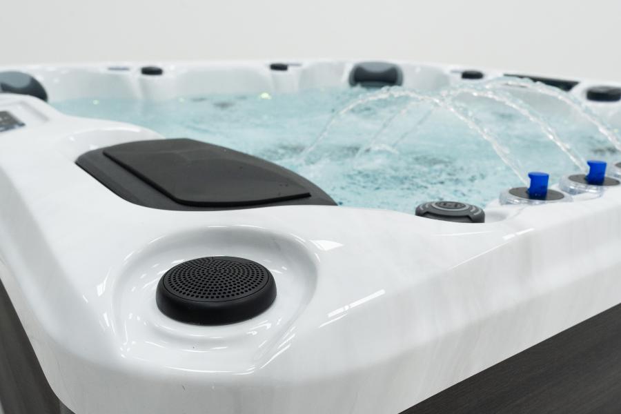 Platinum Spas 4-6 Person Hot Tub 32 Amp | Bluetooth Speakers, Ozone Water Care, 59 Jets, Lounger