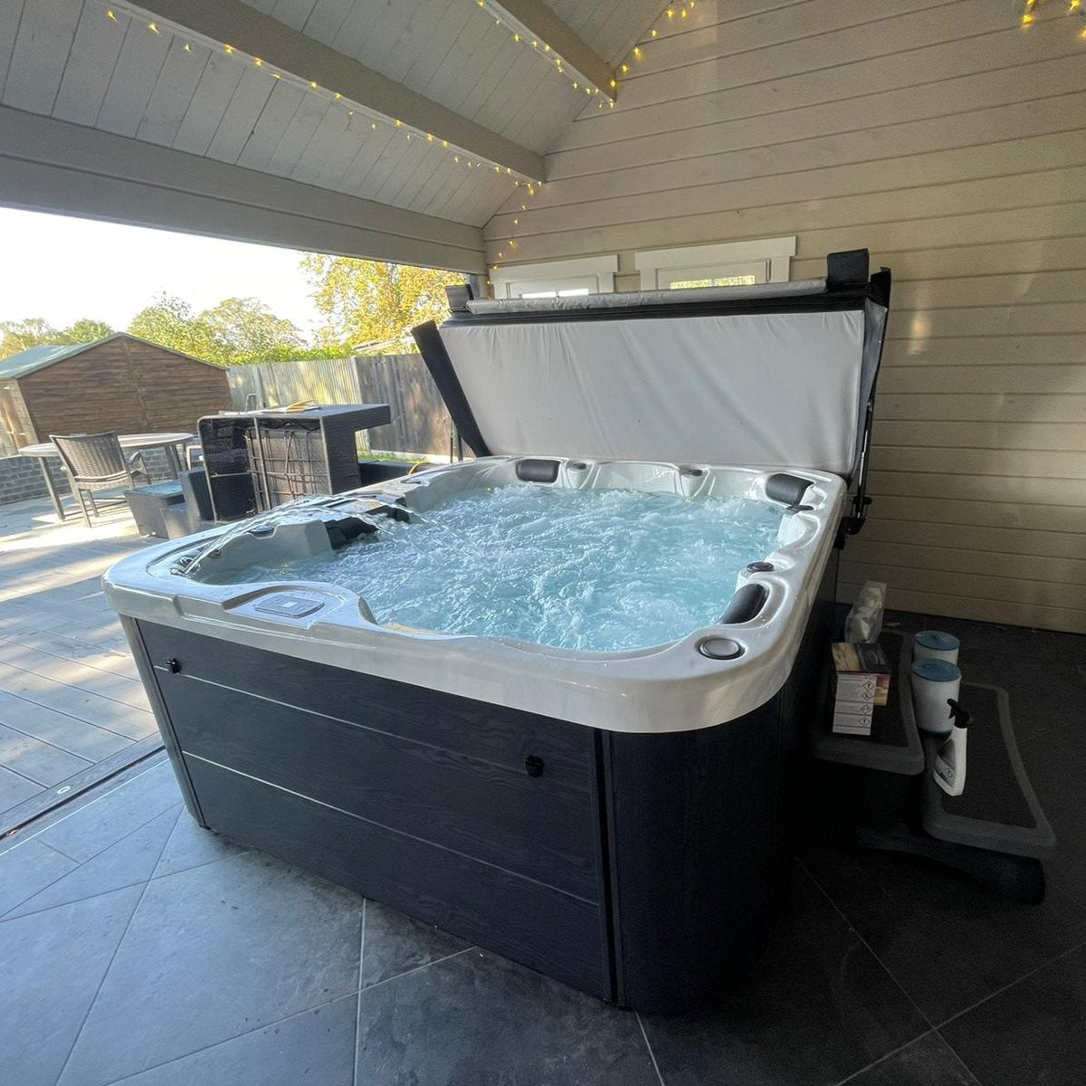 H20 4500 Series Hot Tub 5-6 Person 32 AMP