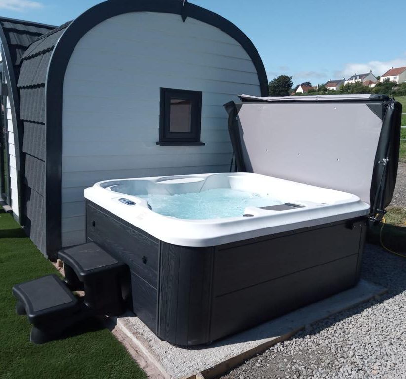 H20 2000 Series 4-5 Person 13A Plug and Play Hot Tub