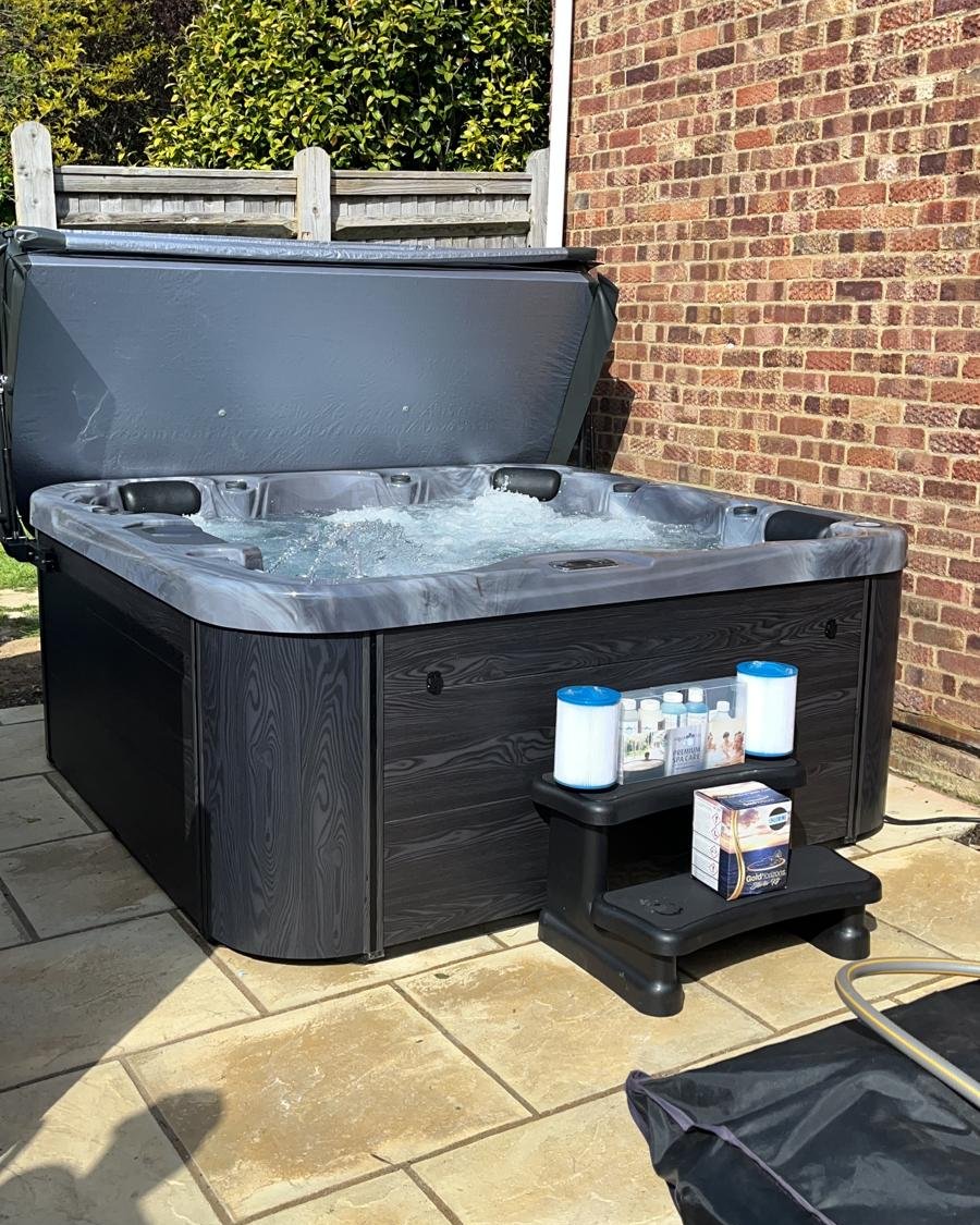 H20 4500 Series Hot Tub 5-6 Person 32 AMP