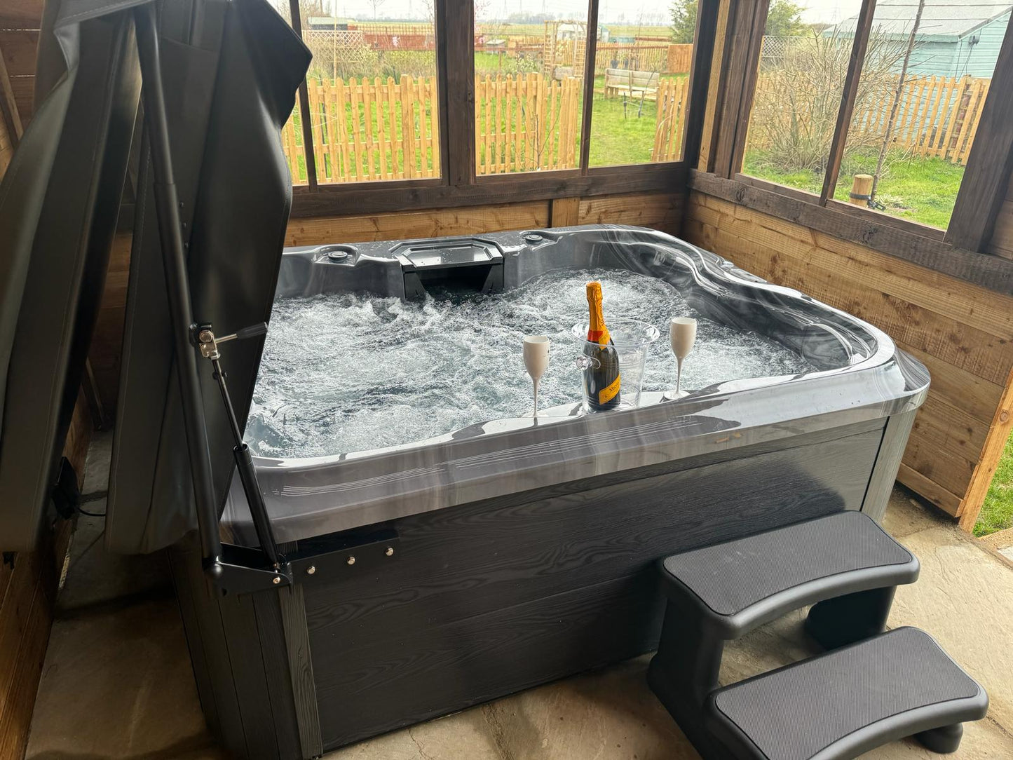 H20 2000 Series 4-5 Person 13A Plug and Play Hot Tub