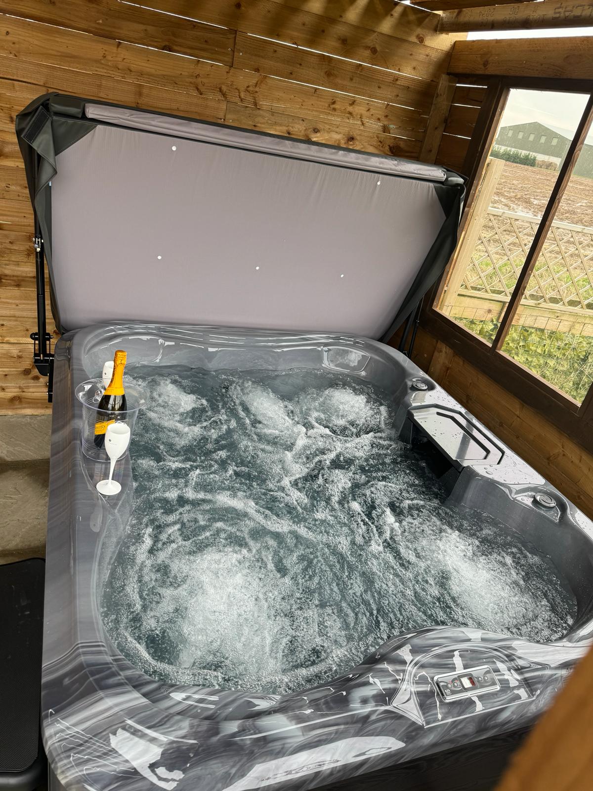H20 2000 Series 4-5 Person 13A Plug and Play Hot Tub