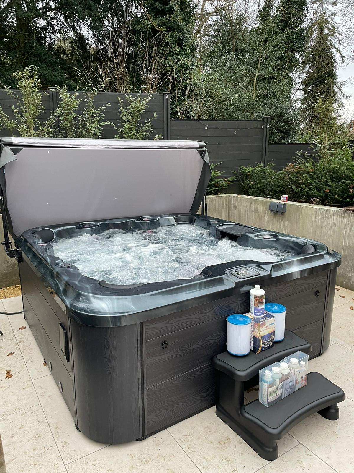 H20 7000 Series 7 Person 32 AMP Hot Tub